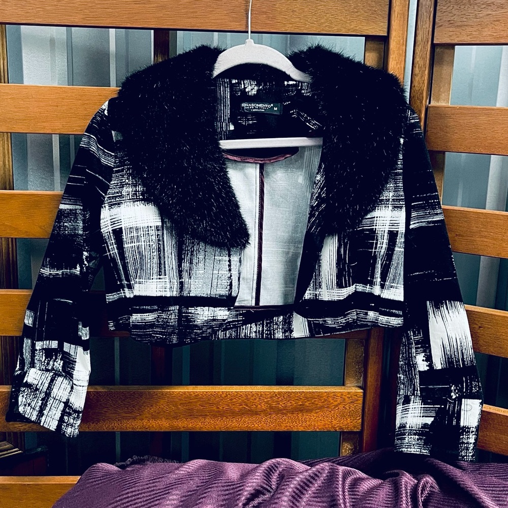 Edgy Print Black & White Blazer Style Cropped Jacket w/ Faux Fur Collar